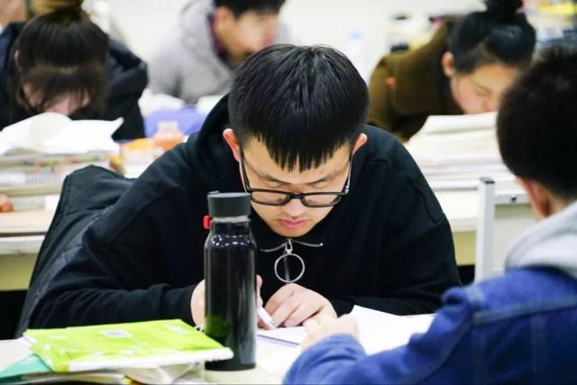 考试|父母直言：“别轻易让儿女考编”，背后真相令人太心酸了！