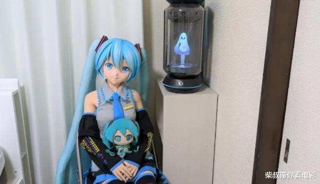 |日本宅男在家中迎娶虚拟歌手，多位亲友见证婚礼，宅男表示很幸福