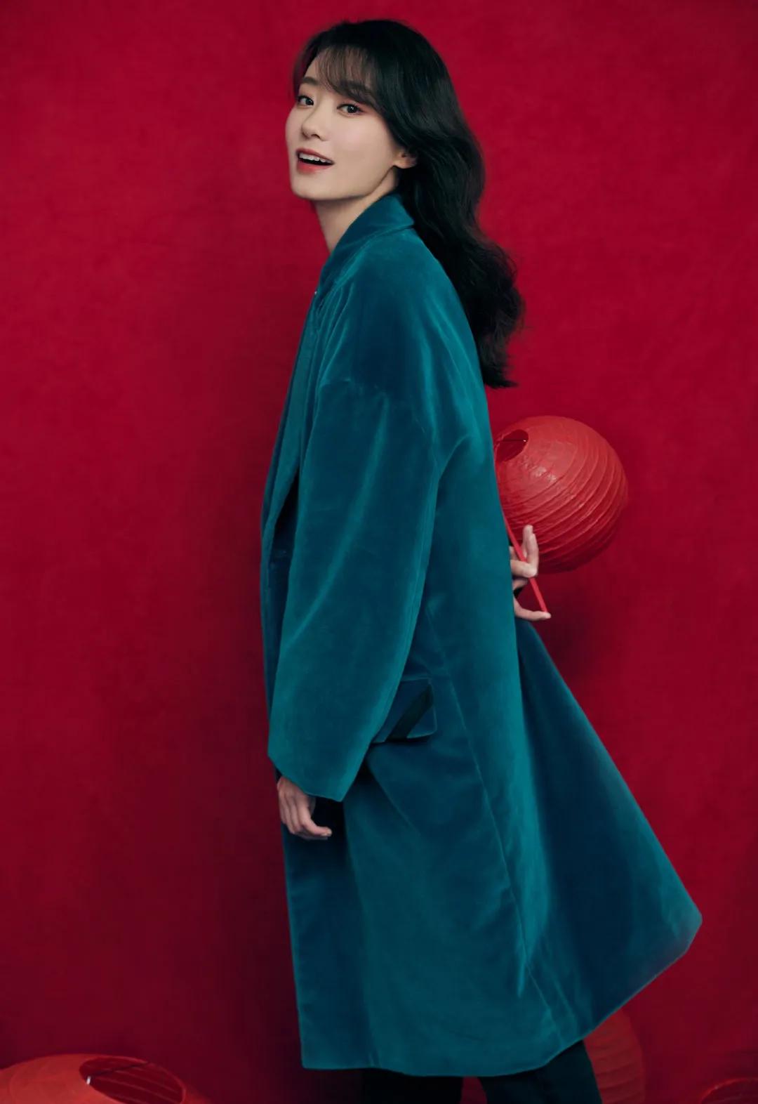 周扬青|春晚女神张小斐，孔雀蓝大衣下的美艳“孔雀精灵”