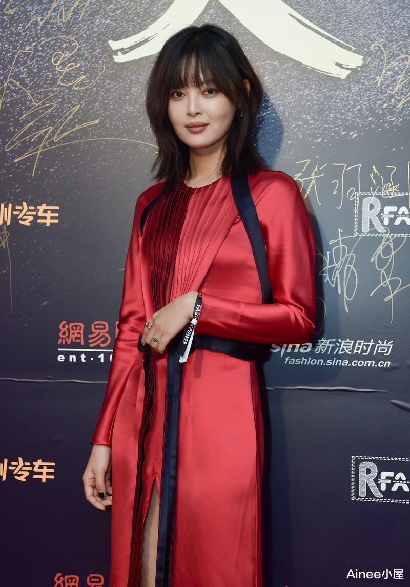 辛芷蕾的女人味太浓了，穿红色缎面裙显身材，小巧脸型挺加分