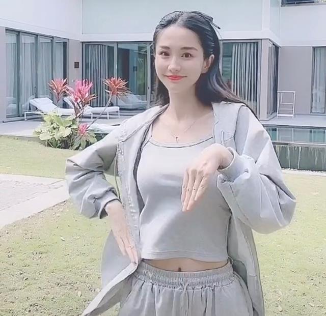 蓝心妍|蓝心妍别墅草坪上热舞,皮肤娇嫩肚脐眼旁未见赘肉,网友:极品