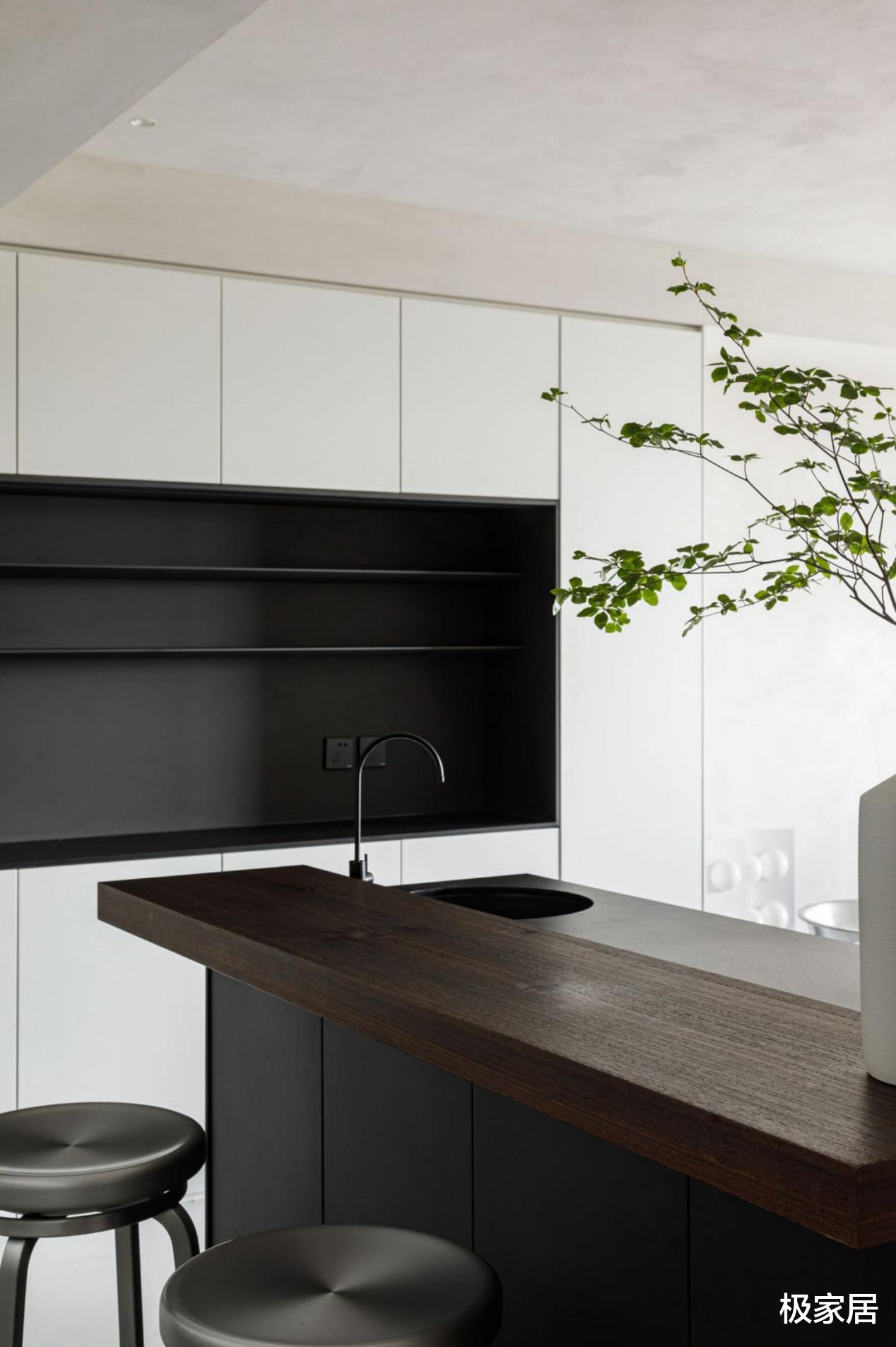 110平两居室，还能拥有25平超大卫生间，充分利用每一寸空间