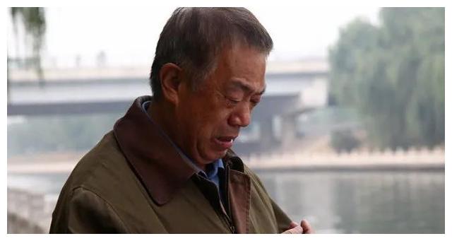 演员高明：娶初恋为妻，与儿女当邻居，恩爱62年无绯闻