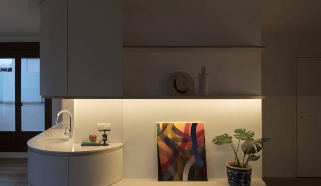 小户型听我的,餐边柜延长台面做弧形处理,打造西厨一家2个厨房