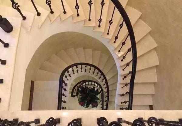 舅舅1000万盖的别墅,霸气如城堡!全村第一豪华,楼梯你没见过?