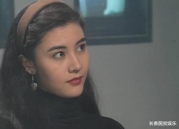 李嘉欣|李嘉欣晒零P图美照,五官精致气质好,双手暴露她的真实年龄