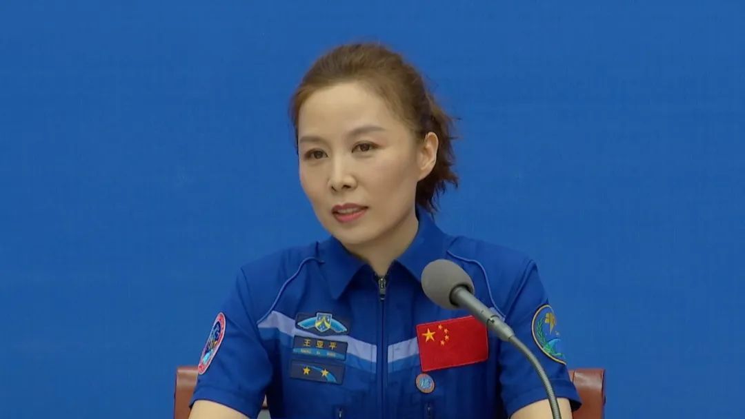 神舟十三号机组人员在返回地球后首次亮相