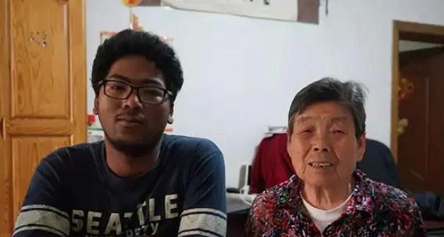 20年前上海阿婆在草丛捡到一个黑人男婴,最后将其收留