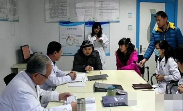 丹东女孩吃剩饭,穿旧衣,痴情守护白血病男友3年,被指责不孝