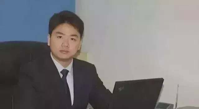 马化腾|刘强东和马化腾早期办公室的对比 ，一个富丽堂皇，一个简陋无比