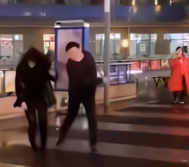 女子当街扇男子一巴掌,男友急眼连扇三巴掌,分手也没如此狠