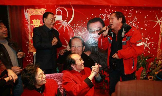 牛群|侯耀华和牛群也有矛盾?网友说没错,因为他抢了人家大师兄的位置