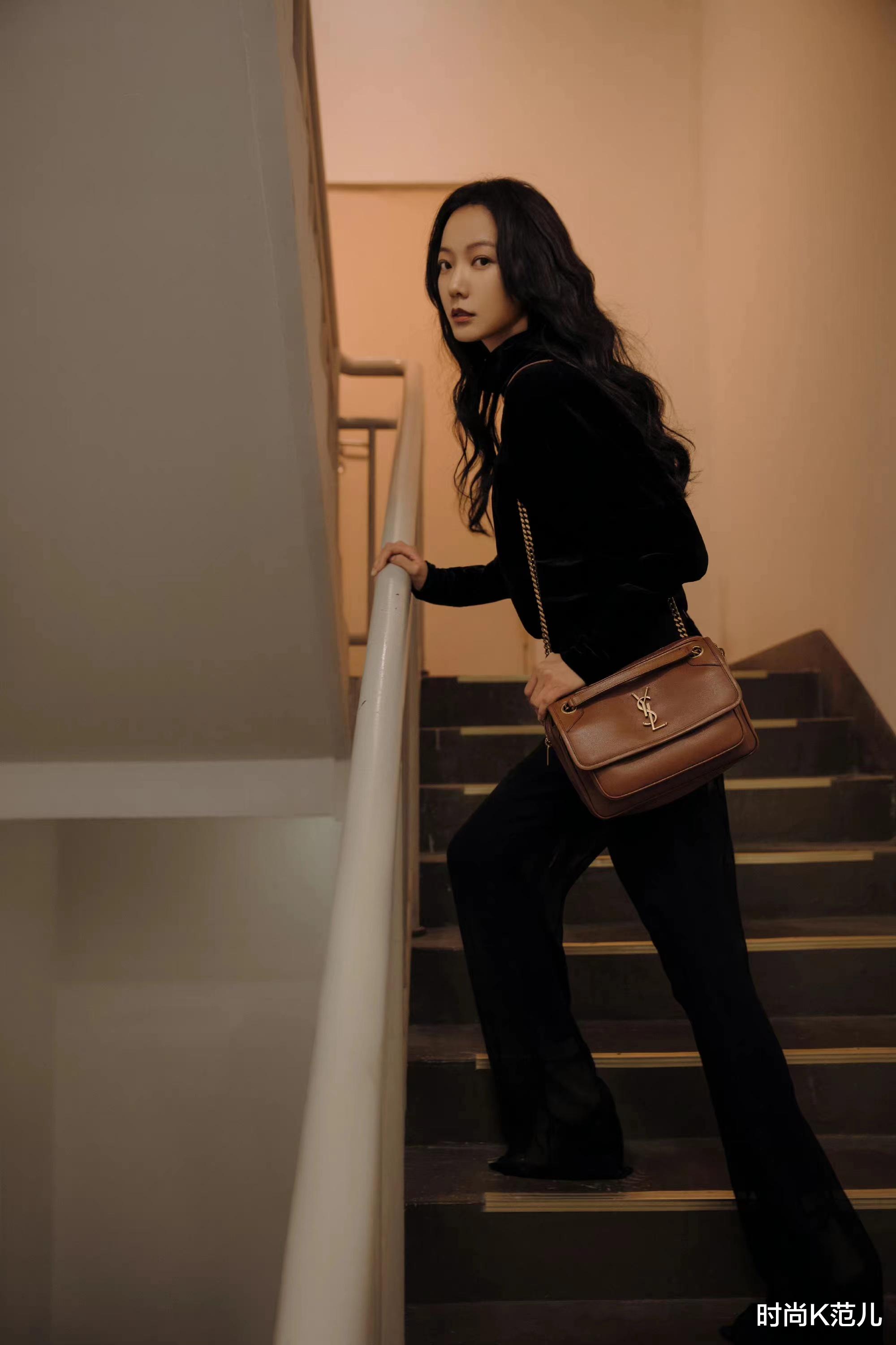 王珞丹|王珞丹38岁了,All black服装搭配又飒又美,烫波浪卷发好优雅!