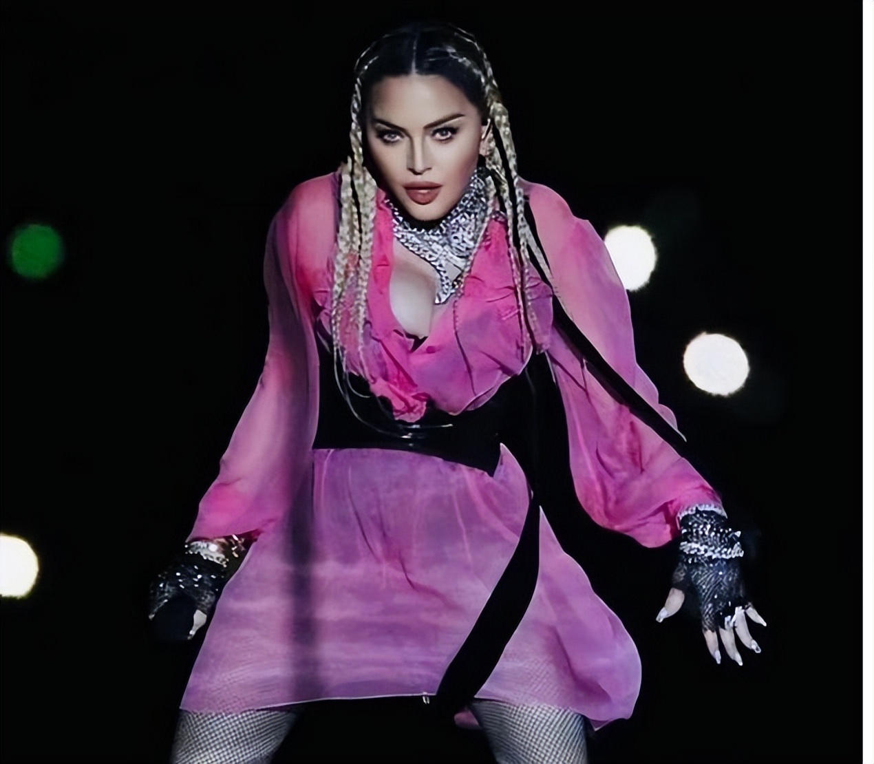 麦当娜|63岁麦当娜扮少女热舞,与28岁男星动作暧昧,年轻时让罗德曼害怕