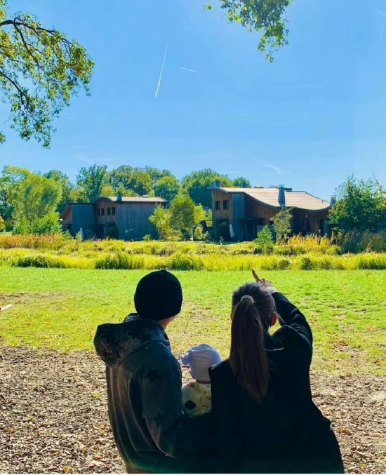 周杰伦|周杰伦晒家庭出游照 背影合照好甜蜜