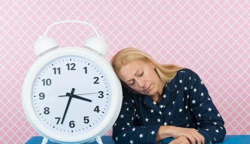 睡眠|不要被“8小时睡眠论”欺骗了？60岁后，最佳的睡眠时间是多久？