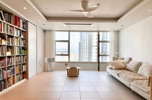 156把客厅当作中心，简单摆放2件家具，宽敞空旷从孩子需求出发