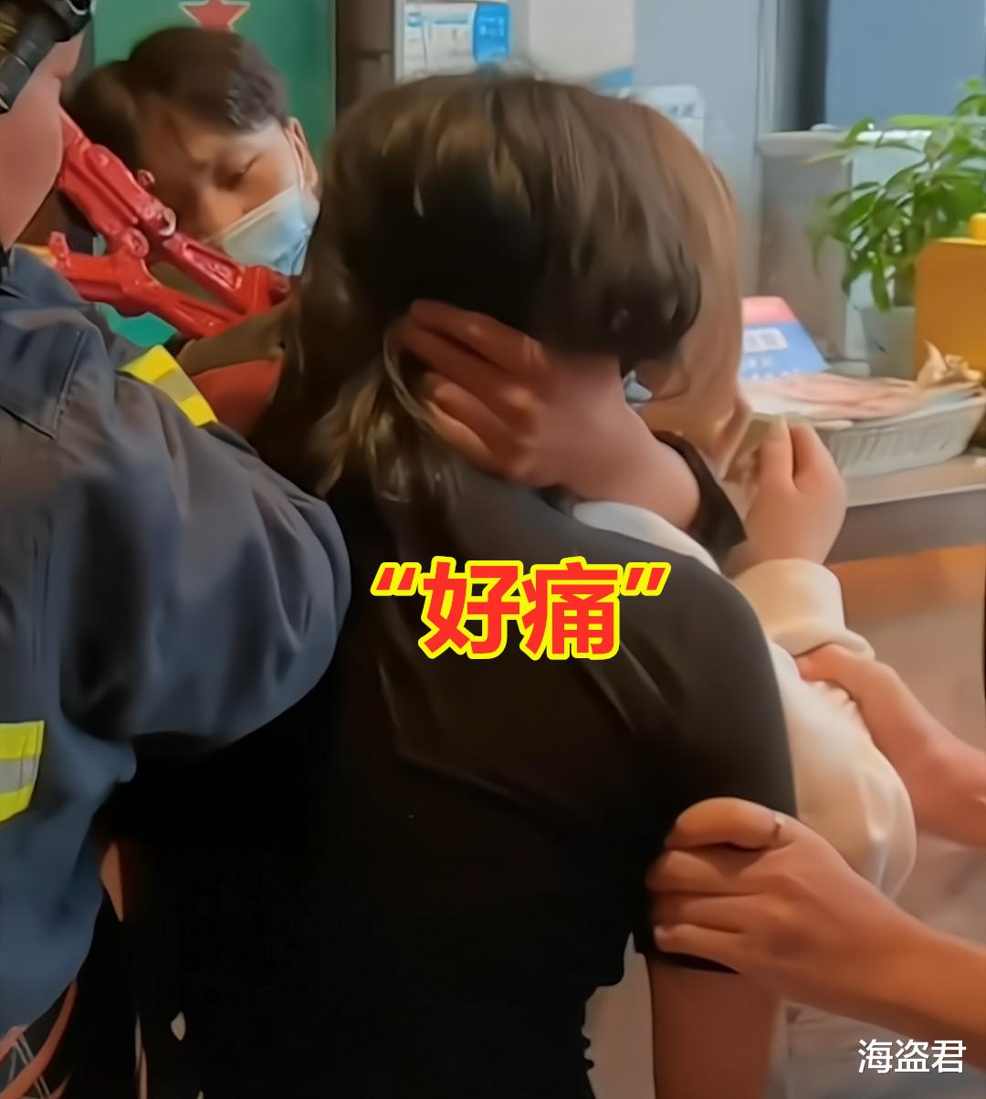 2名醉酒女子用铁链锁脖合体,将钥匙丢马桶,别人看笑话还要打人