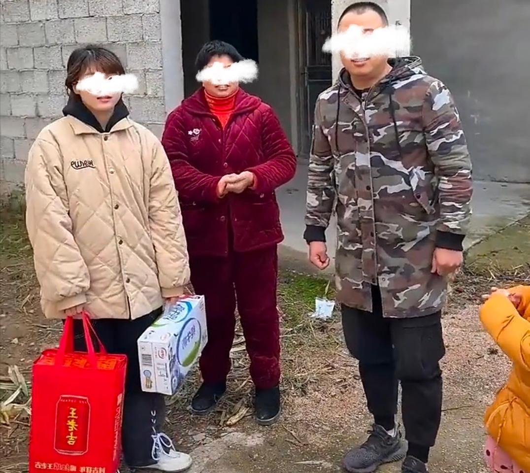 浙江:00后女孩刚回村被拉去相亲,男方秃顶离异带小孩,女孩懵了