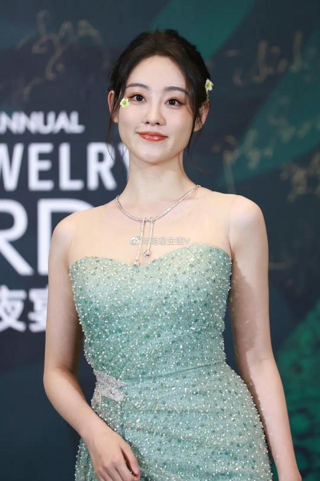 祝绪丹|祝绪丹 一袭绿色抹胸裙亮相芭莎夜宴