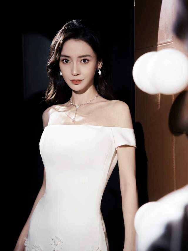Angelababy|杨颖私下聚会被偷拍,与众多异性酒店内玩游戏,盘腿抽烟似老烟民