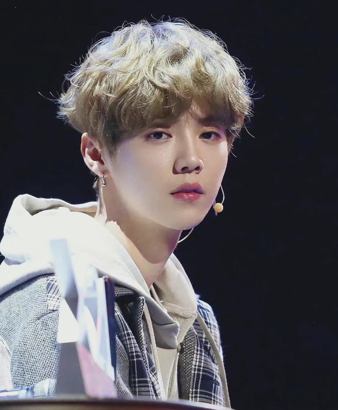 鹿晗|内娱有名的几位“双眼皮”男星，鹿晗的最标准，朱一龙龚俊精致