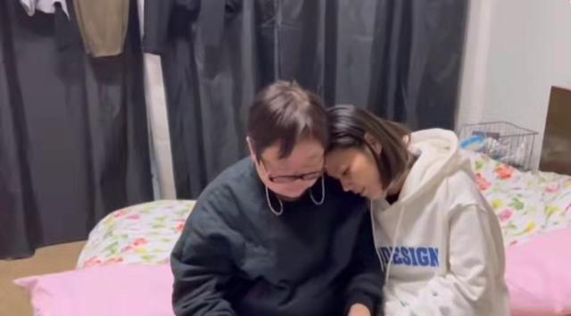 姚策|又在摆拍？熊磊母亲看亡婿生前画面落泪，熊磊暖心安慰引质疑