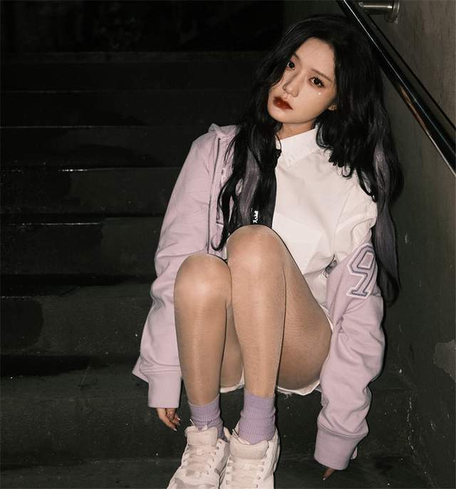 陈意涵|陈意涵又打王者了，实力不输百星杨幂，荧光袜出镜看这腿很难不爱