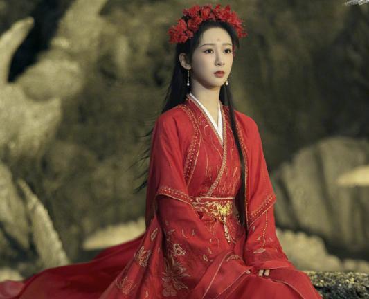 杨紫|《长相思》造型官宣,杨紫服装成影楼风,红衣造型真心拖后腿