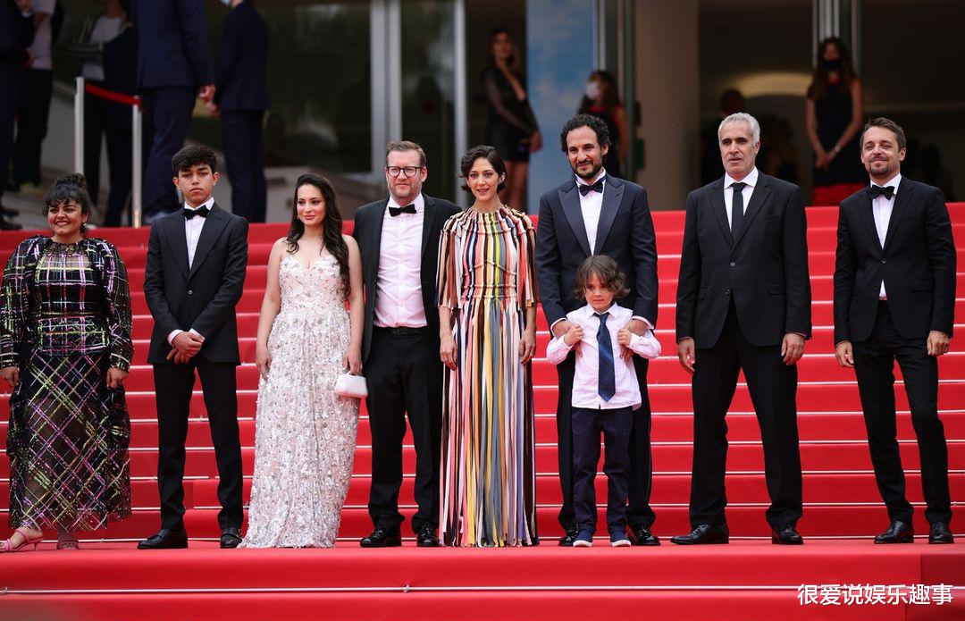 戛纳电影节|戛纳电影节再出突发状况,数名黑衣女子冲上红毯,现场浓烟滚滚