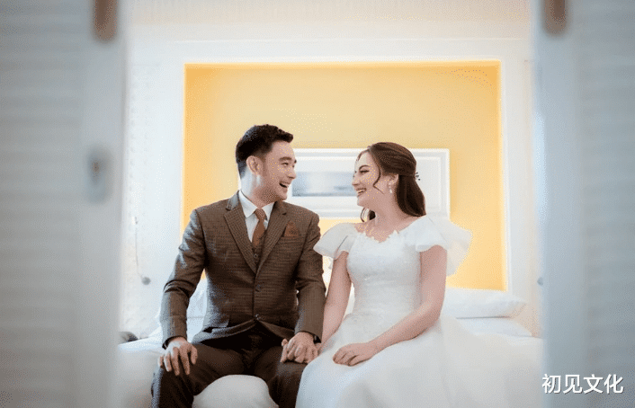 林志颖|“泰版林志颖”官宣再婚,现场点蜡烛跪拜行泰礼,空姐老婆颜值高