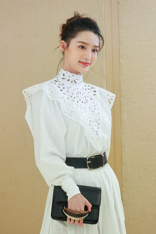 穿衣搭配|李沁笑起来真的很甜,穿着镂空白裙简约清纯,真像个“小姑娘”