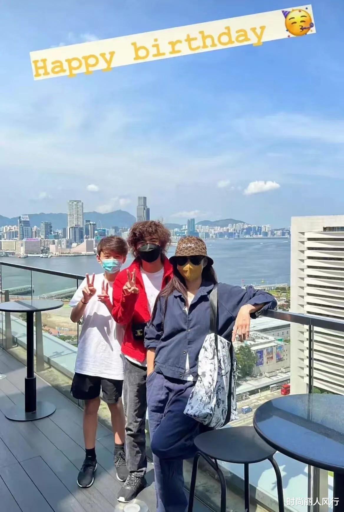 张柏芝|张柏芝大儿子颜值火了！Lucas罕见亮相大变样，穿衣很潮却不帅了