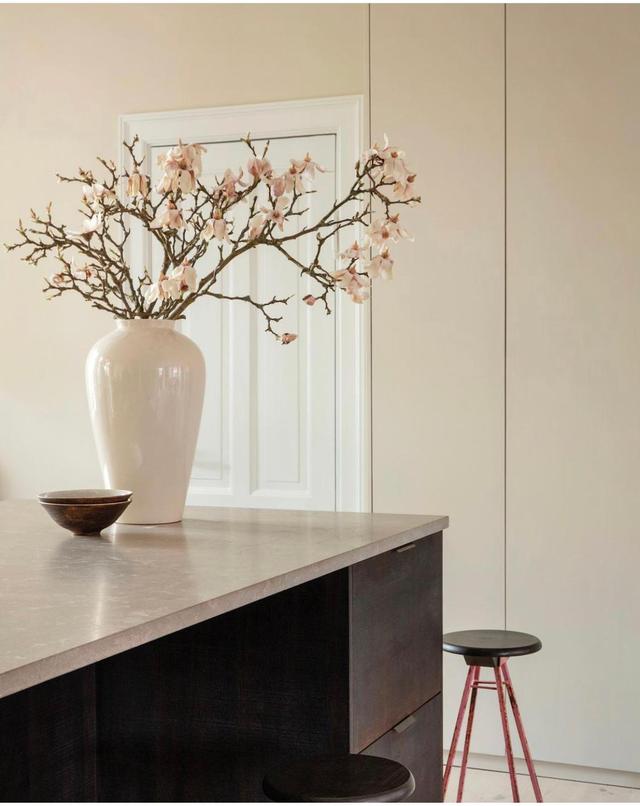 色彩柔和的住宅,精致女主人和所爱的家具物品,明亮温馨很想住