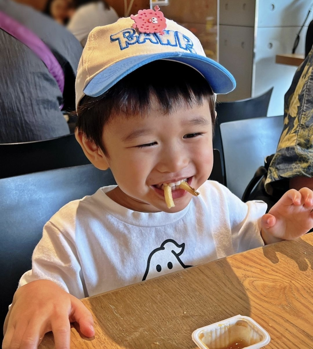 胡杏儿|胡杏儿丈夫周末带儿子外出就餐，兄弟俩吃出表情包一脸满足