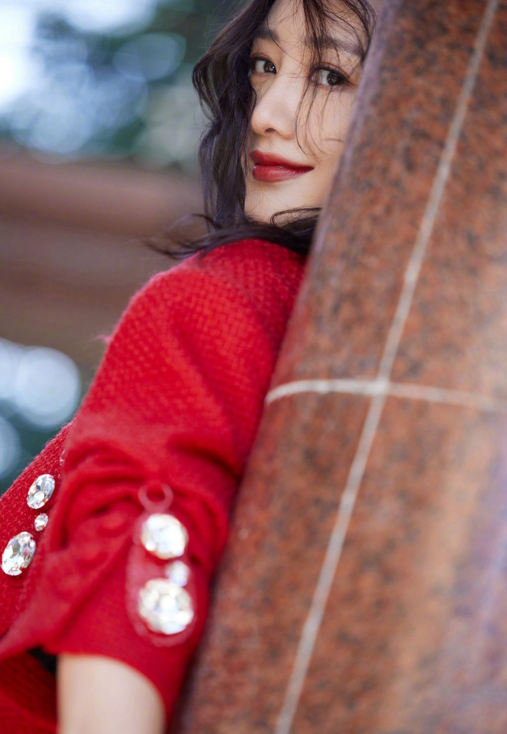 王鸥|王鸥一身红色针织套装，真的好看，红色貌似与王鸥很配哦！