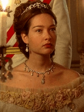 茜茜公主|新版《茜茜公主》中最惊艳的10条裙子：低调的奢华，不比老版的差 。