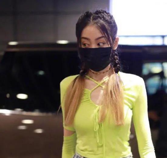 生图|镜头前美艳，真人干瘪，头大肩窄，排骨胸，这11位女星反差太大