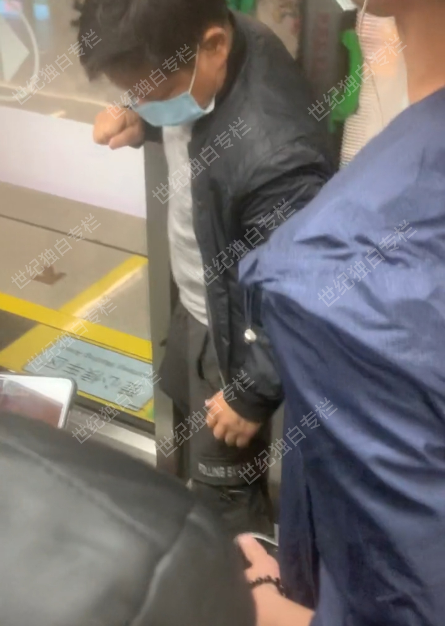 求职|男子阻碍地铁正常行驶，原因竟是手机掉在轨道里，“找工作人员”