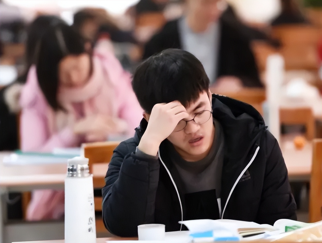 大学生|父亲讲述985毕业的儿子引发共鸣，本以为可以享福，不曾想是啃老