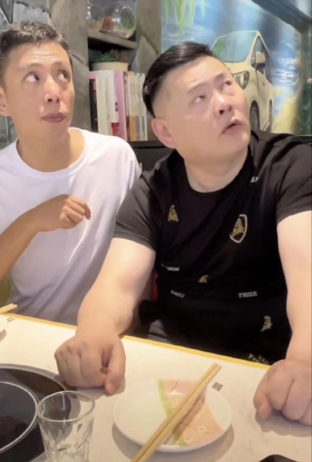 冯巩|冯巩化身服务员被挑衅，反应机敏狂夸赞，却遭徒弟大吼翻白眼