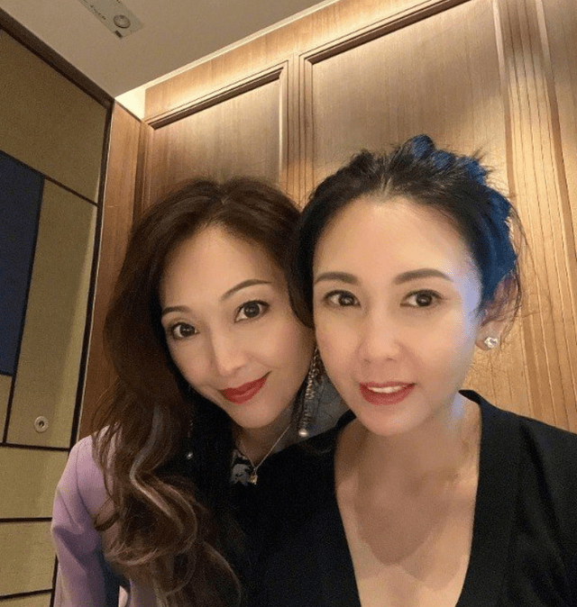 邱淑贞|54岁邱淑贞曝近照，穿低胸上衣比女儿还俏丽，名表暴露贵妇身份