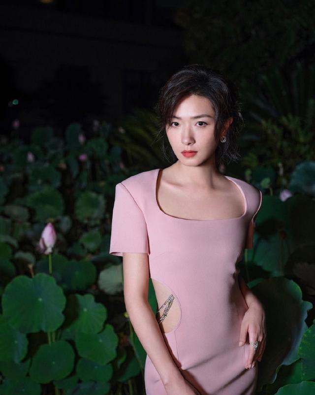 万茜|万茜身穿粉色露腰连衣裙!身材曼妙美得让人心动
