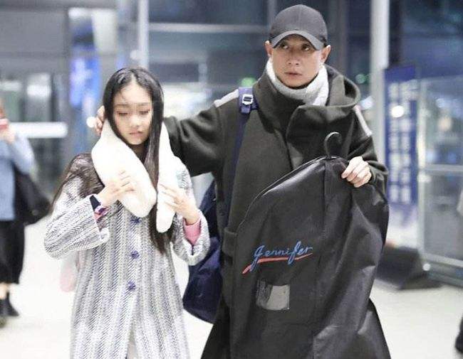 范文芳|文章和大女儿手牵手遛弯,14岁爱马身高直追爸爸,五官超像马伊琍