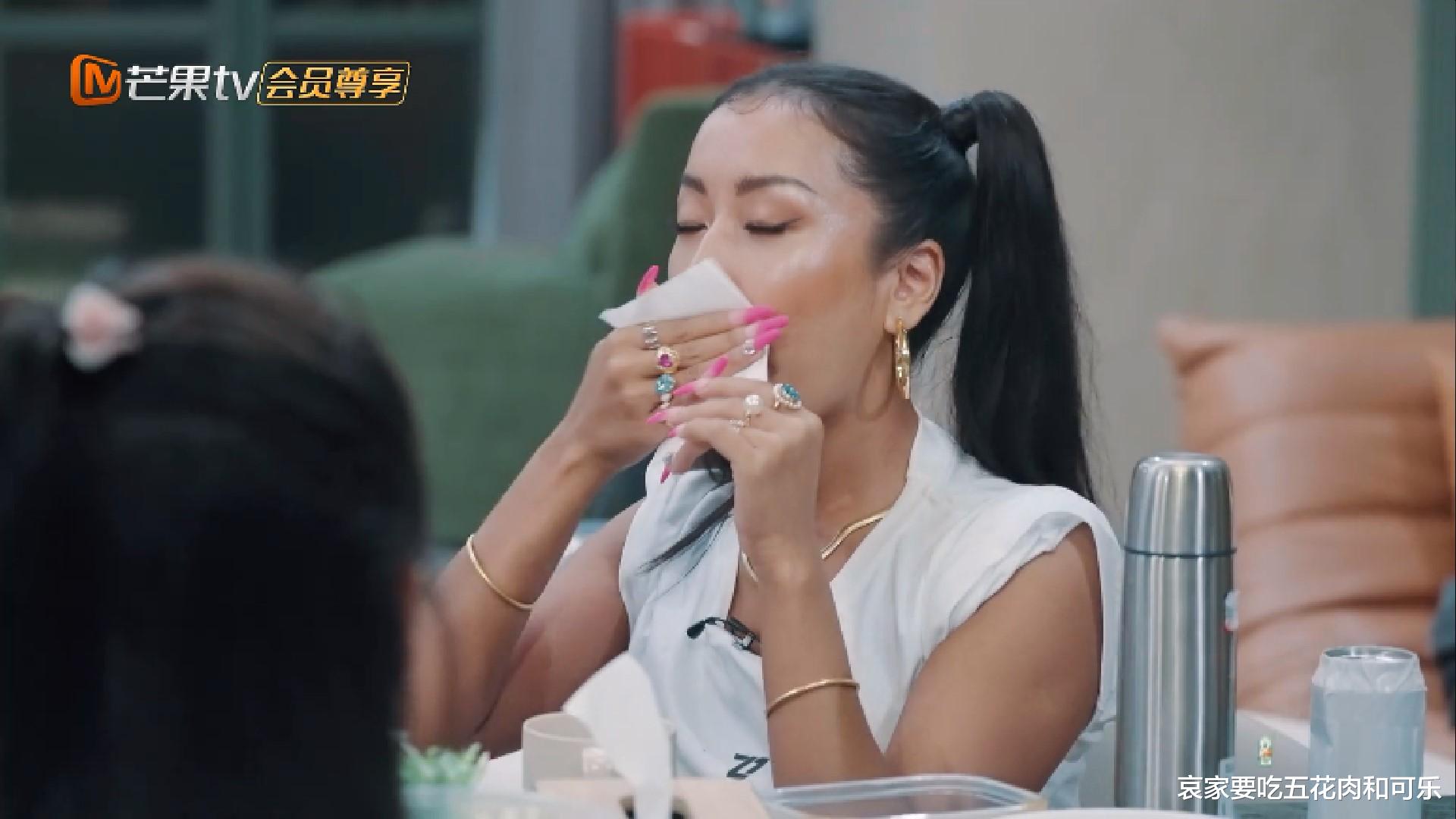 于文文|浪姐火锅局信息量好大：于文文四处留琴、王心凌爱吉克隽逸的肤色