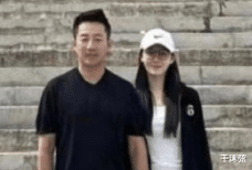 汪小菲|汪小菲朋友圈官宣恋情!晒游客照秀恩爱,与张颖颖穿情侣鞋手牵手