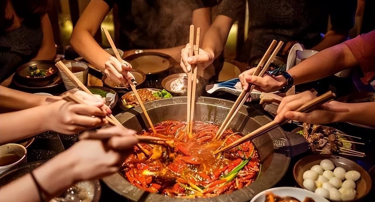 啤酒里有异物殃及酒店,重庆一伙食客大打出手的行为伤害了谁?