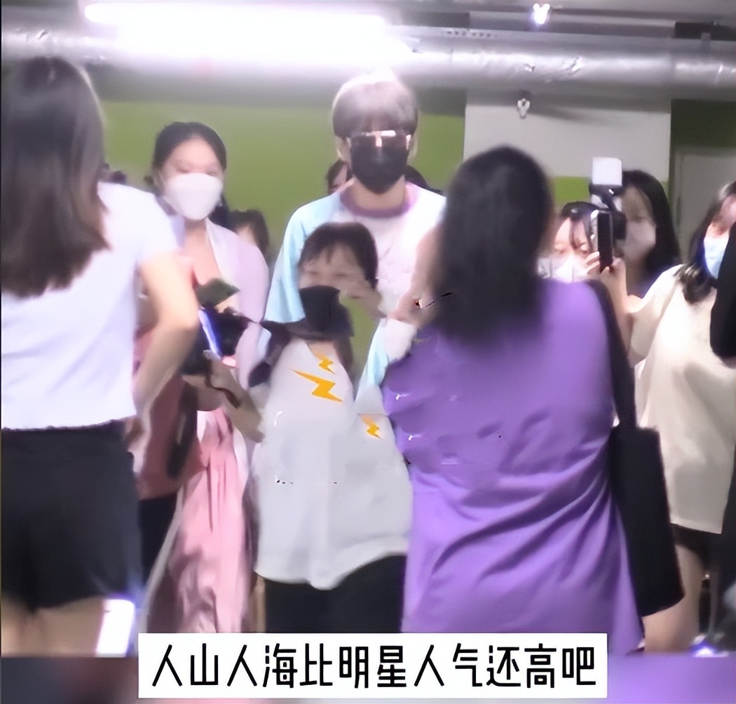 何九华|王鸥男友何九华曝近况！收工下班被粉丝围堵，两人曾多次约会被拍