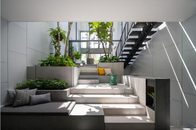 他家橱柜旁砌卡座围出一个花坛,在家就能赏景,小区邻居们都眼红