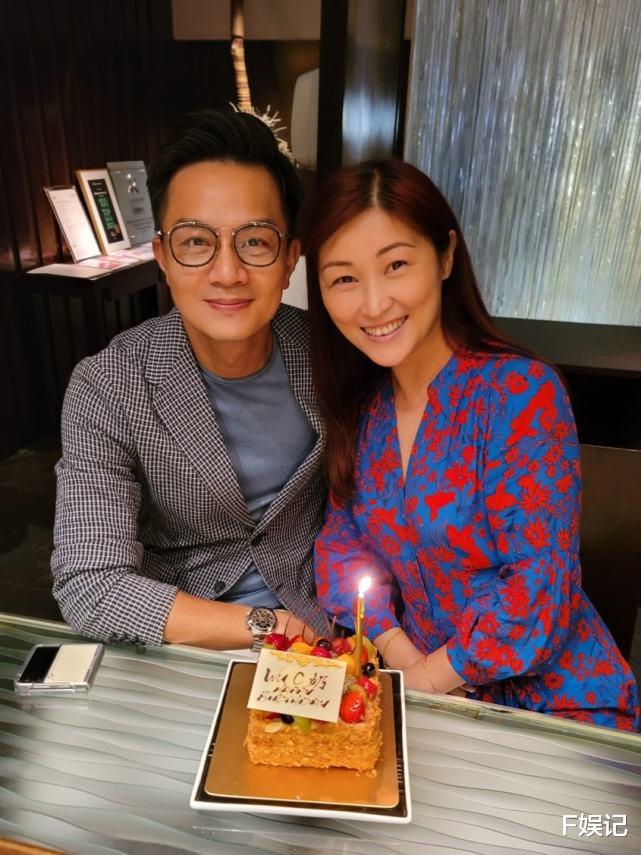 陈琪|TVB小生胡诺言带太太吃饭享受二人世界 合影时陈琪的大钻戒很抢眼